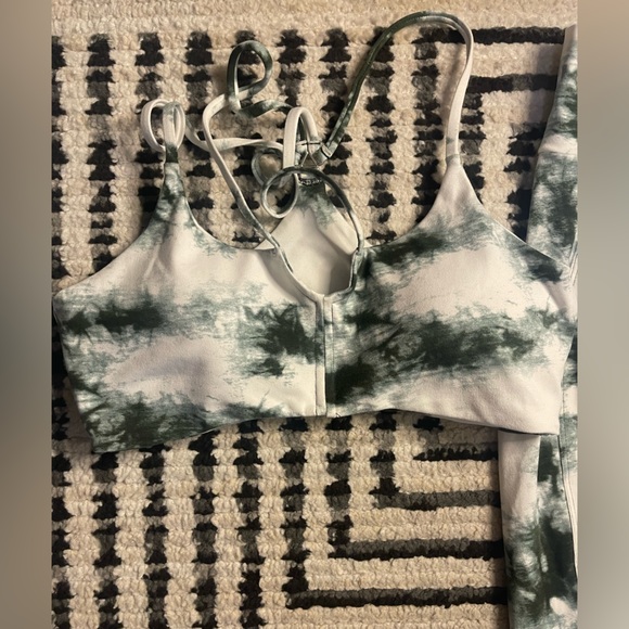Top notch bra (XL) & peach booty leggings (M) in green/white tie die - Picture 2 of 9